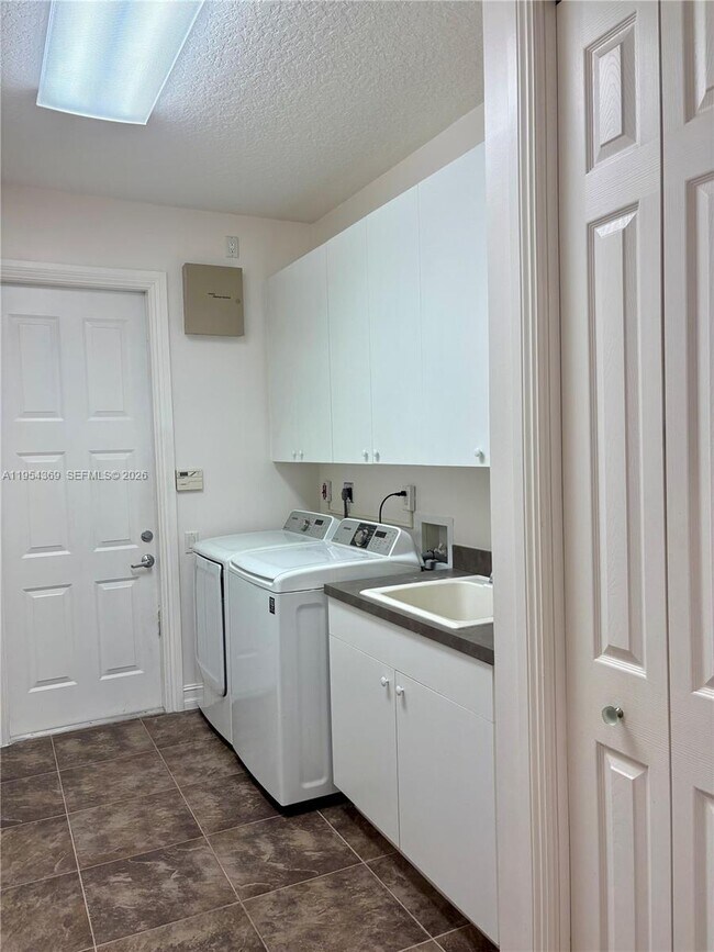 Building Photo - 18265 SE Ridgeview Dr