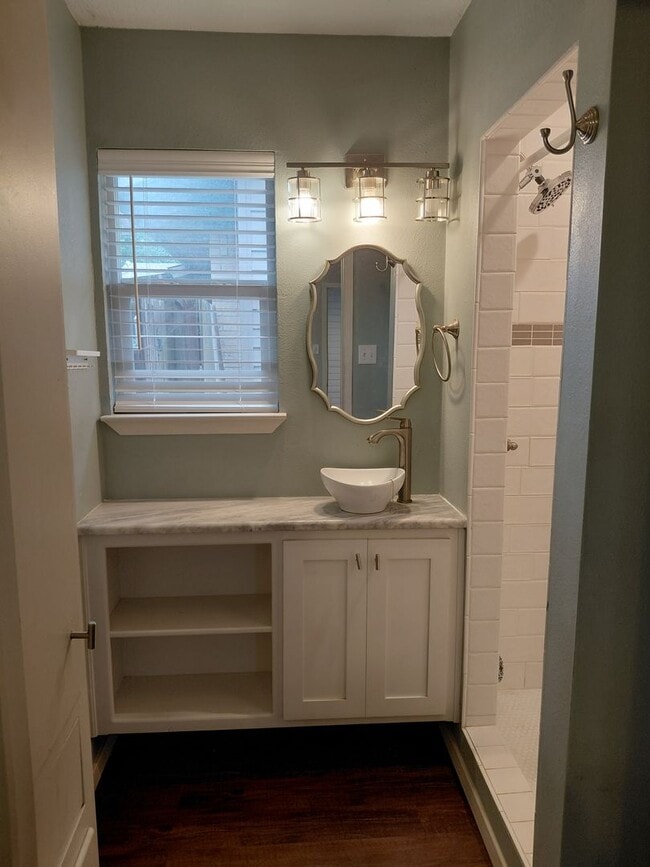 Building Photo - Adorable 3/2 with Garage Parking + Large backyard and gazebo!!