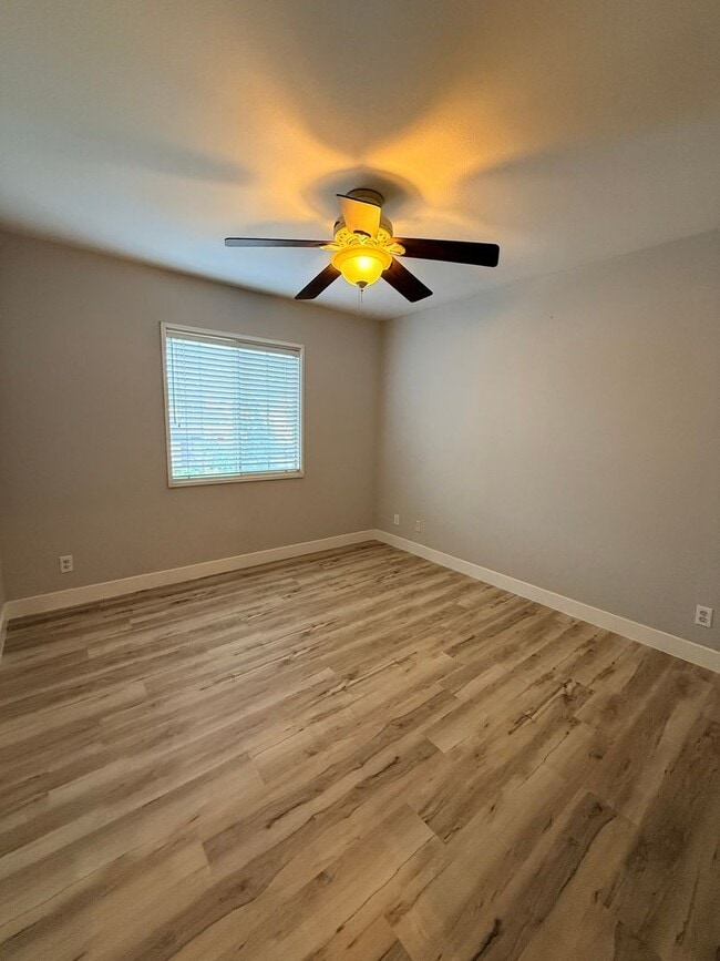 Building Photo - Beautiful 4 Bedroom, 2.5 Bathroom Home in West Irvine Pointe Community