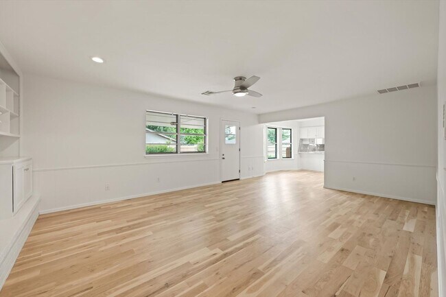Building Photo - Modern Details and Interiors to a sought-a...
