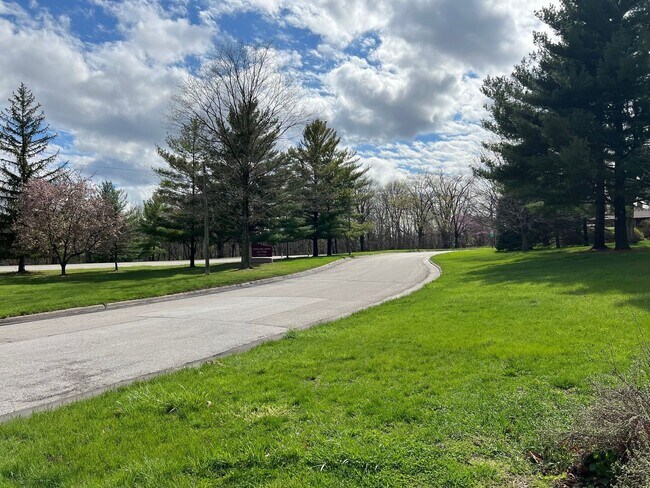Building Photo - SPACIOUS 3 BEDROOM w/ IN UNIT LAUNDRY!-123...