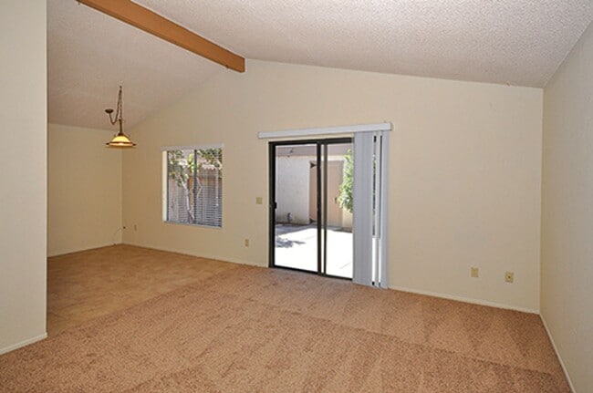 Building Photo - Lovely single level end unit in Tanglewood...