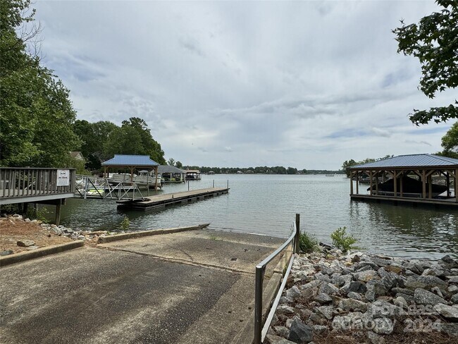 Building Photo - 129 Southhaven Dr