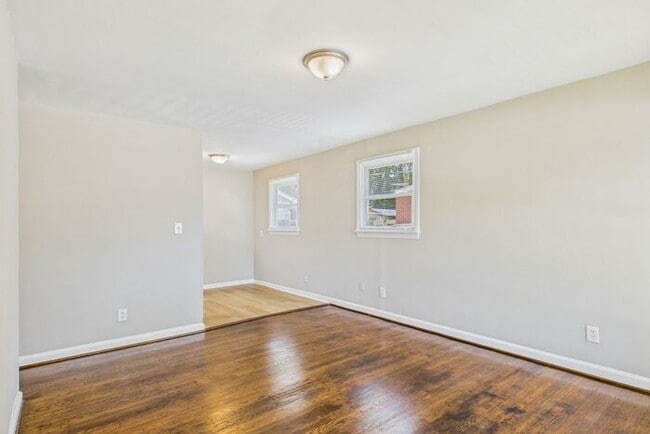 Building Photo - Updated home with New Kitchen, Hardwood Fl...