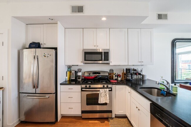 Building Photo - Gorgeous Fairmount One Bedroom Condo