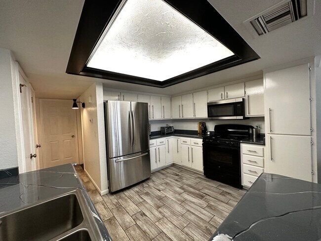 Building Photo - Furnished 3 Bedroom Condo across from Golf...