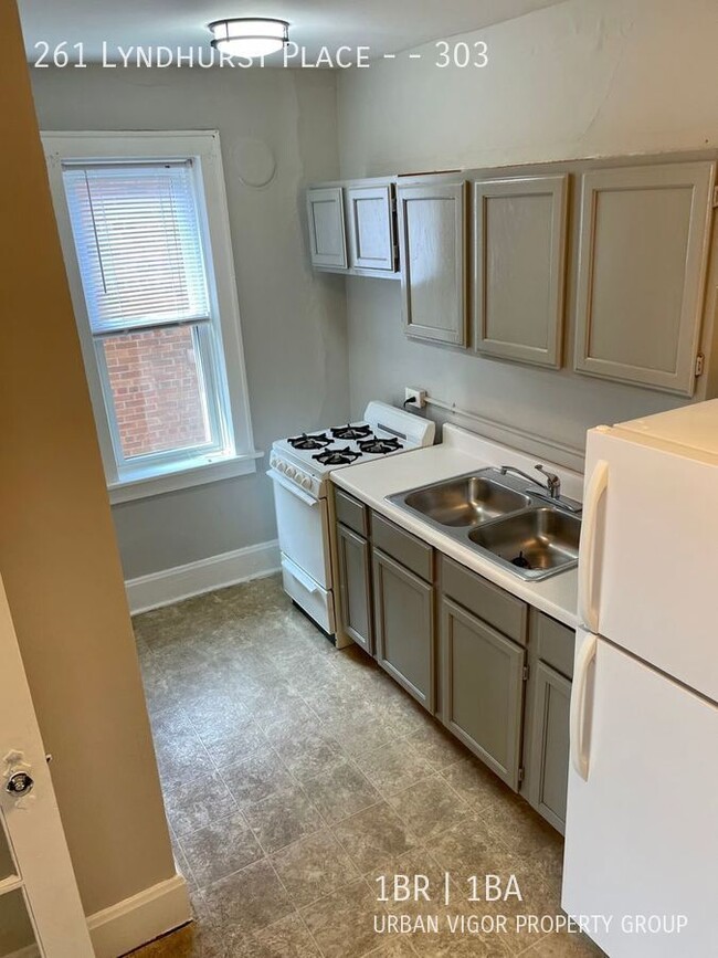 Building Photo - 1 Bedroom / 1 Bath - Newly Updated Units