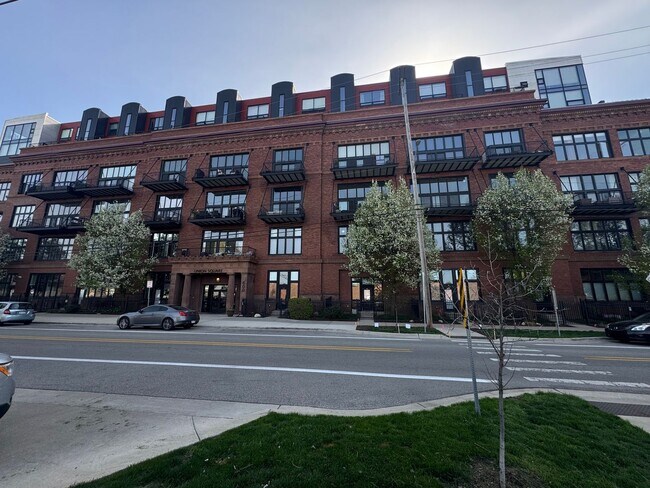 Building Photo - Desirable Union Square Corner Penthouse!