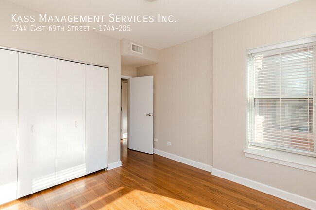 Building Photo - 1744 E 69th St