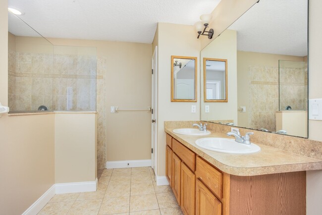 Building Photo - Leesburg 3/2 with Split Bedroom and Covere...