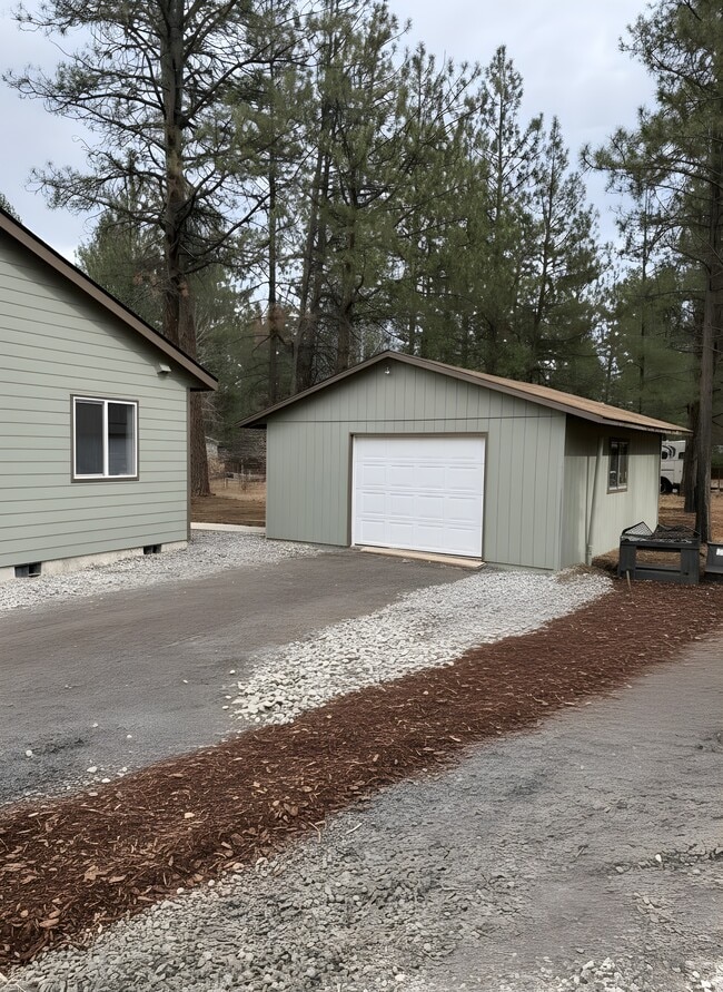 Building Photo - 14818 Bluegrass Loop