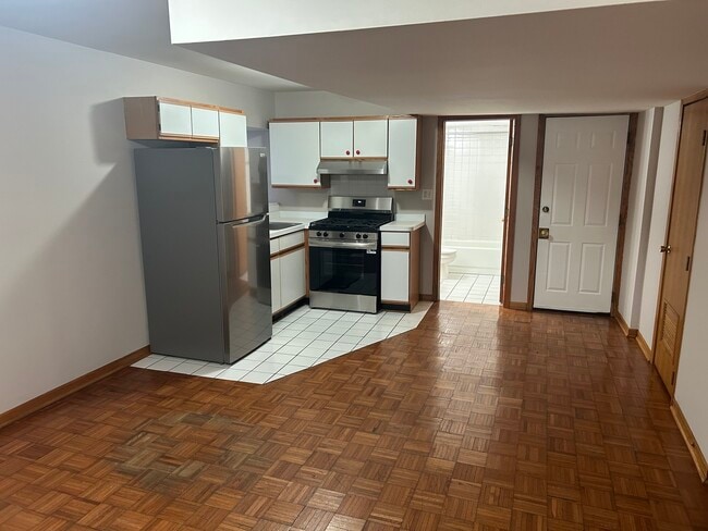 Building Photo - 1361 W Sunnyside Ave