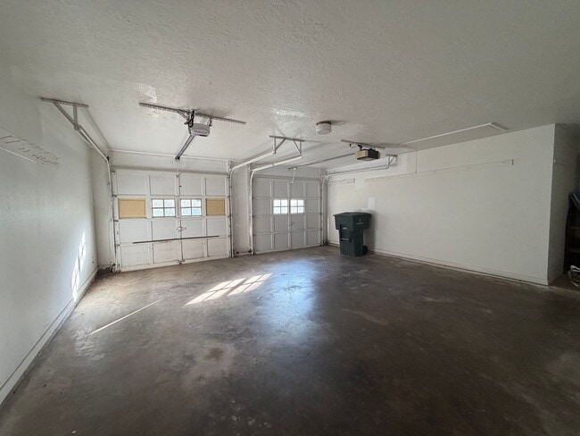 Building Photo - 3 bedroom 2 bath house with 2 car garage