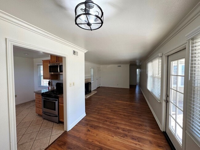 Building Photo - Central Ventura Home with Large Yard!
