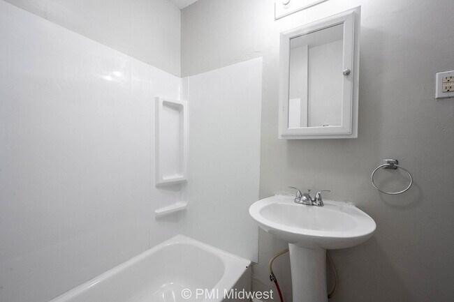 Building Photo - "Charming 3-Bed Duplex Gem in Indianapolis – Spacious 1300 Sq Ft Haven!"