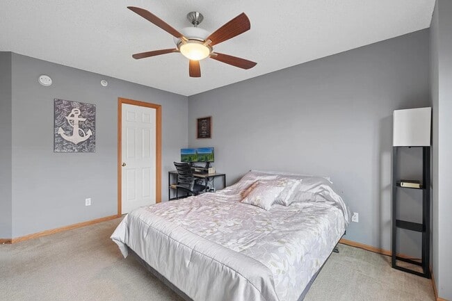 Building Photo - Quiet 2 bedroom with study area.