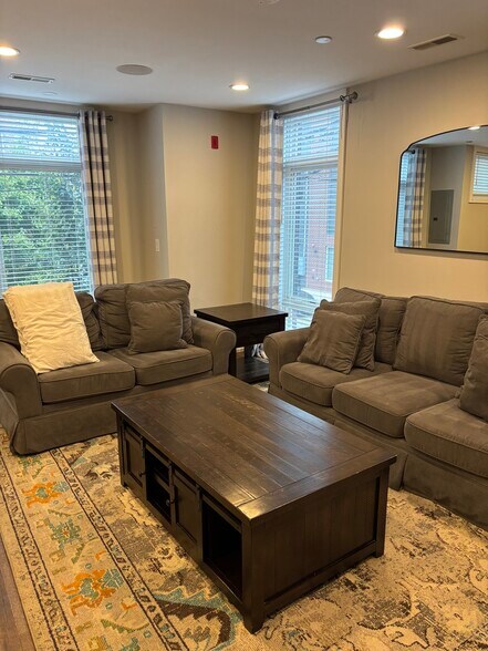 Building Photo - 769 N Uber St