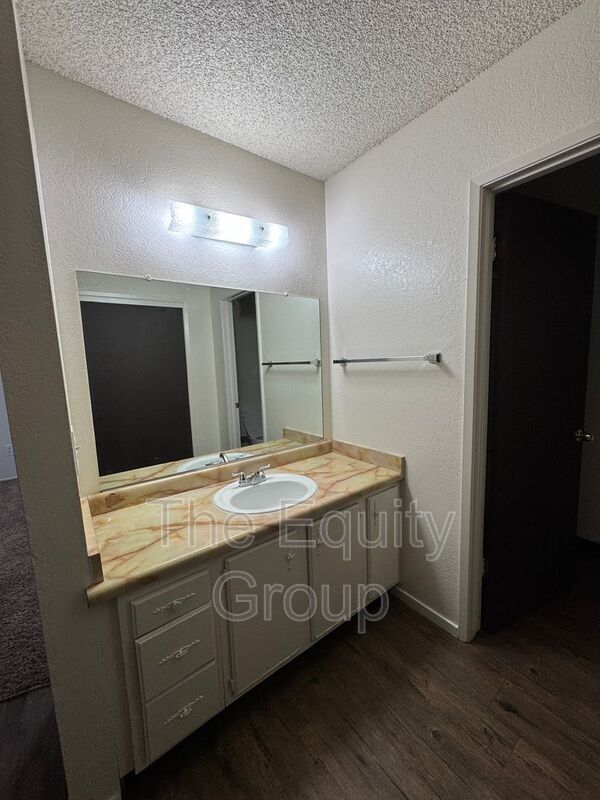 Building Photo - 3533 S County Center Dr