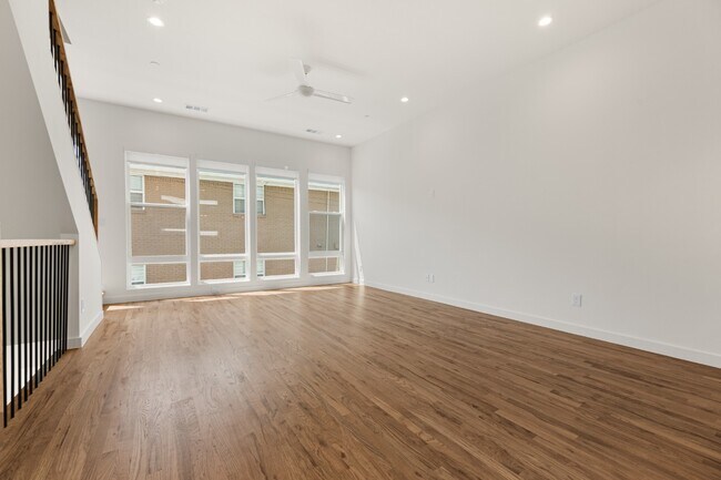 Building Photo - 3 bedroom Lakewood Townhome Walking Distance to Whole Foods and all of your favorites!