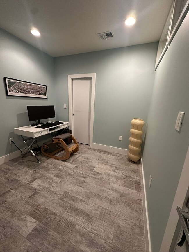 Building Photo - 1 Bedroom, 2 Bath Condo