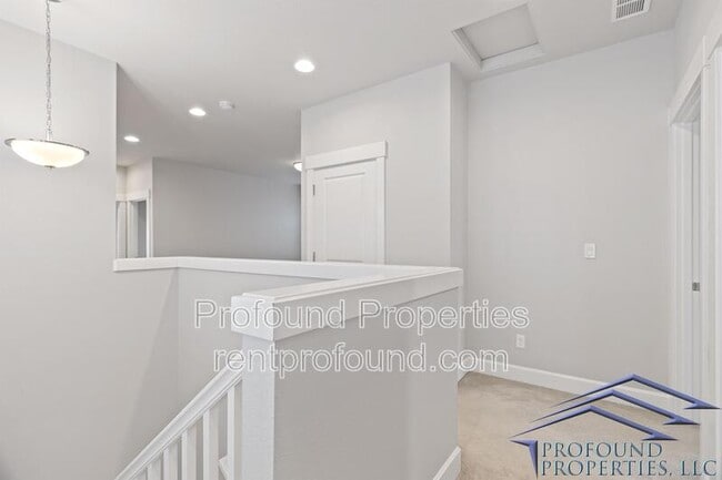 Building Photo - 6843 SE Red Alder St