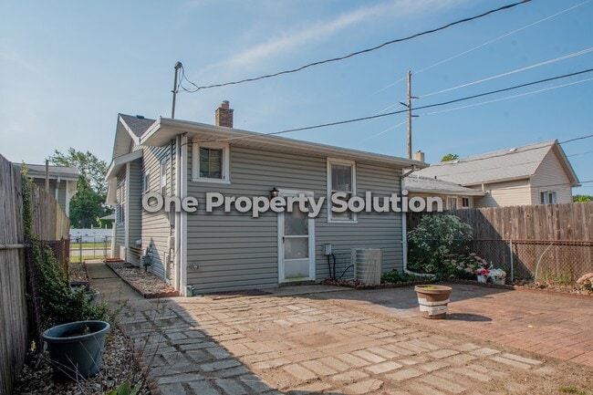 Building Photo - 407 Kenwood St