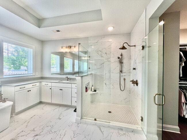 Building Photo - LUXURY TOWNHOME near Southend