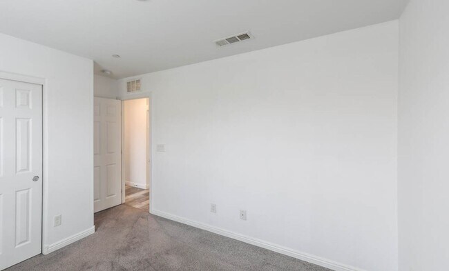 Building Photo - 3 Bed, 2 Bath Townhome Just Outside of Nel...