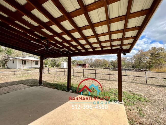 Building Photo - Country Living At It's Finest!