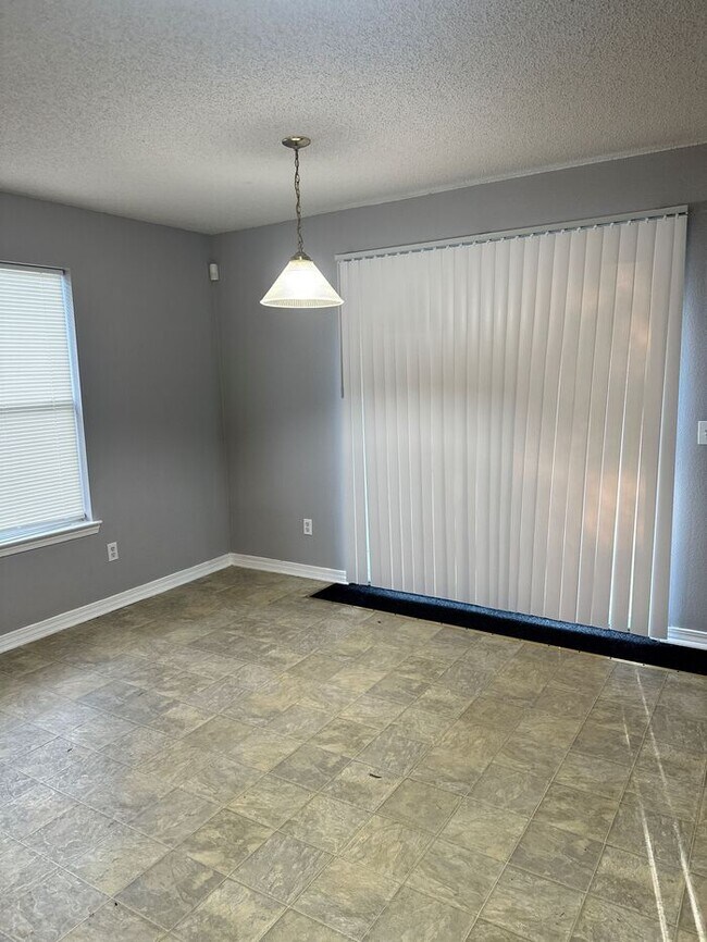 Building Photo - 3/2 Cottage in Maple Oaks Subdivision with garage