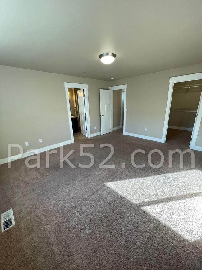 Building Photo - 3 Bedroom Townhouse in Olympia