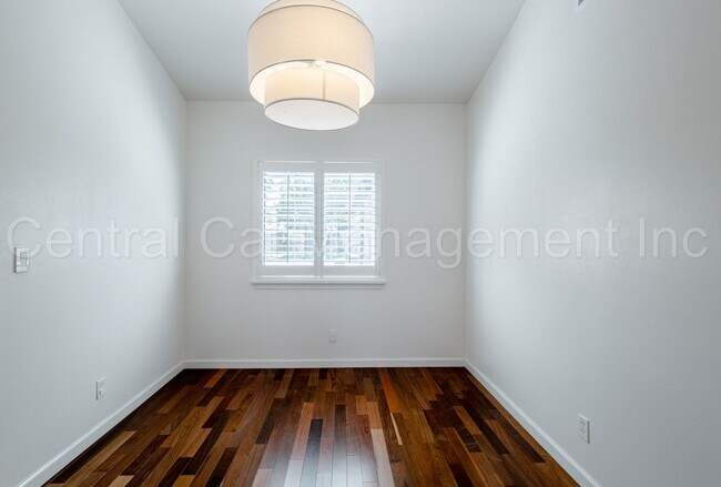 Building Photo - 4 Bedroom/2 Bath Home with a Pool and Sola...