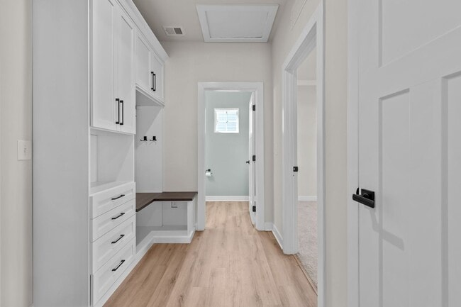 Building Photo - Luxurious 4-bed