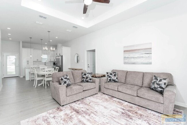 Building Photo - 18 S Bay Hill Dr