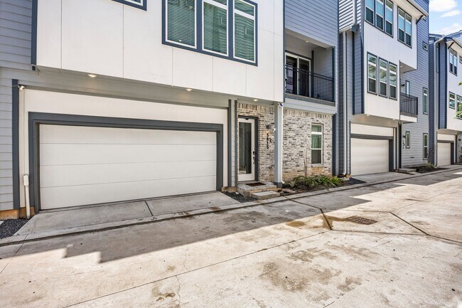 Building Photo - 5815 Fairdale Ln