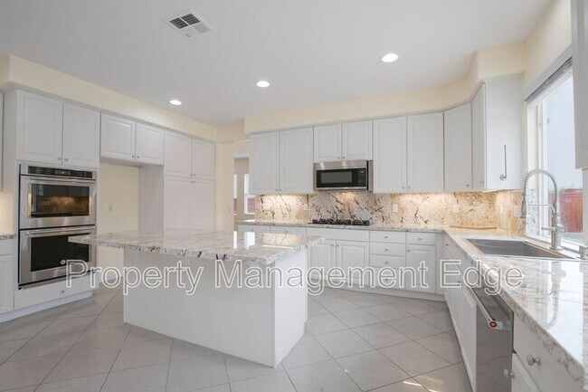 Building Photo - 32905 Northshire Cir