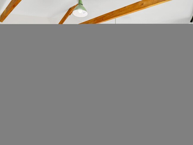 Building Photo - 544 W 17th Pl