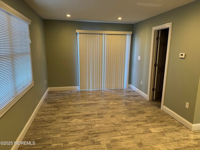 Building Photo - 28 Irongate Ln