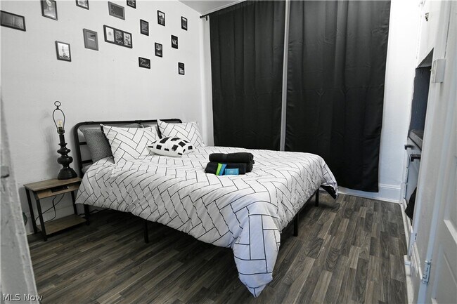 Building Photo - 1856 Lampson Rd