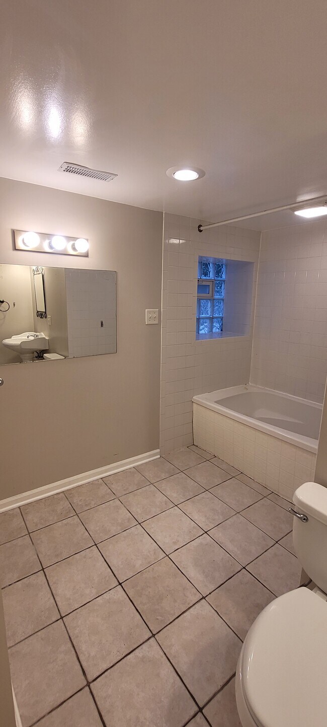 Building Photo - 4039 N Long Ave