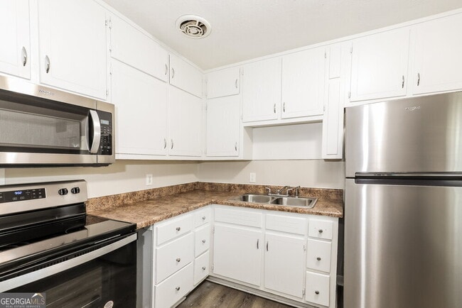 Building Photo - 494 Clara Dr
