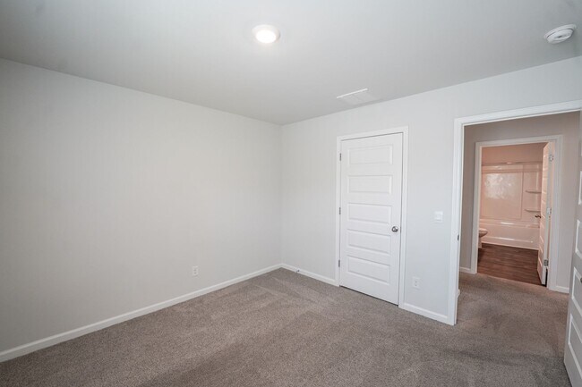 Building Photo - AVAILABLE NOW!