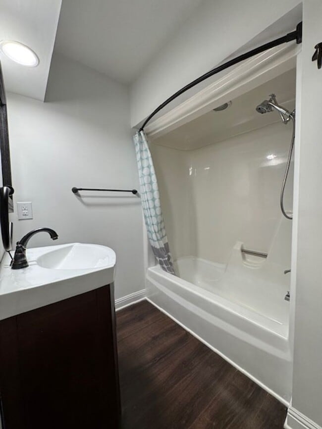 Building Photo - 305 Glen Oak Dr