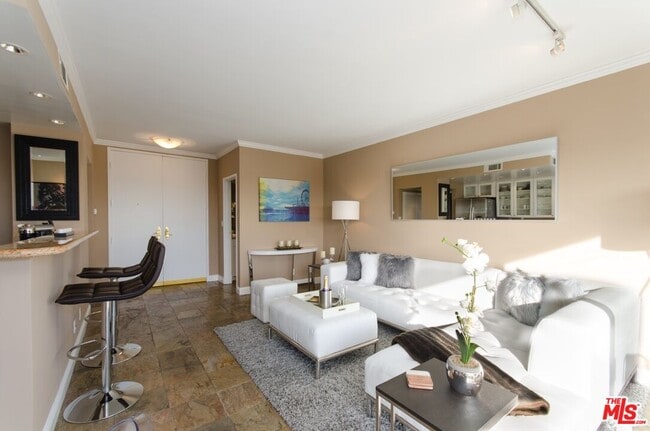 Building Photo - 1131 Alta Loma Rd