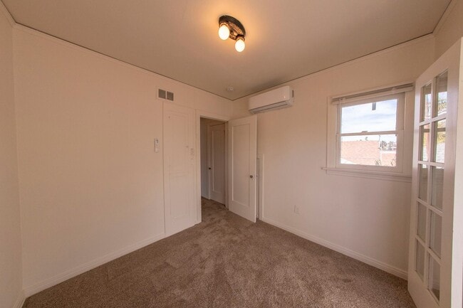 Building Photo - 2 BR/ 1BA unit in Hilcrest - Charming Upstairs Apt, A/C & Heat, tons of windows, updated Kit, ori...