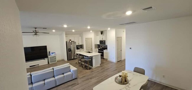 Building Photo - 223 Sweetwater Crk Ln