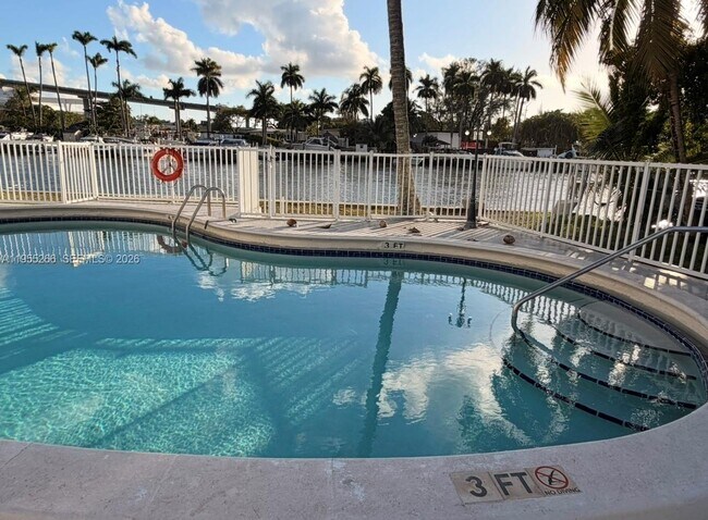 Building Photo - 1610 NW N River Dr