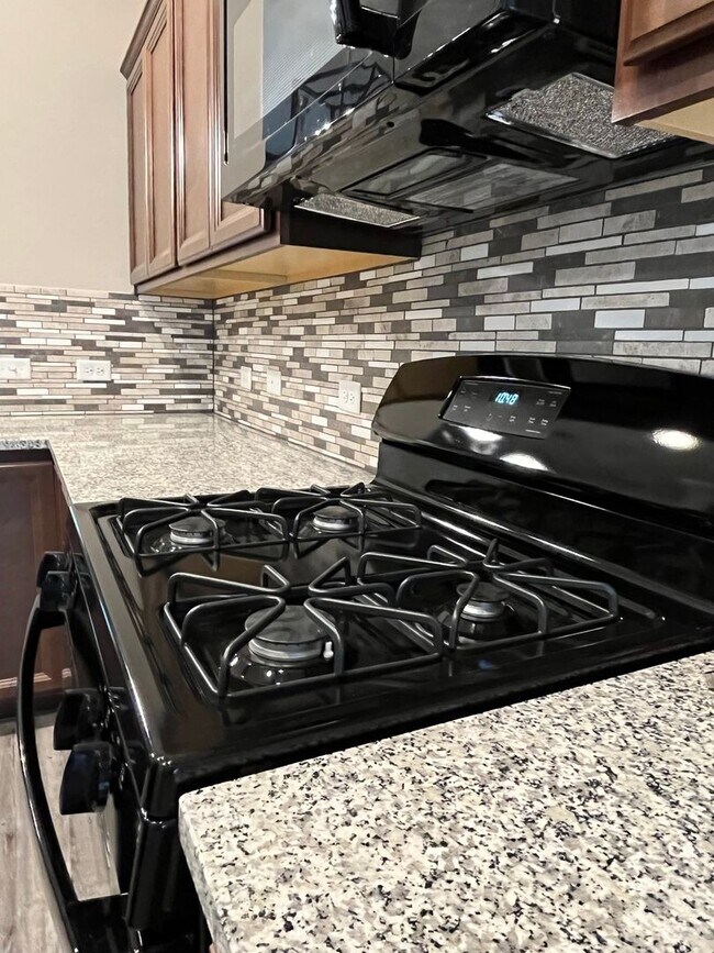 Building Photo - Like new 3 bedroom, 2 bath in the gated community of Point Aquarius/Summerchase