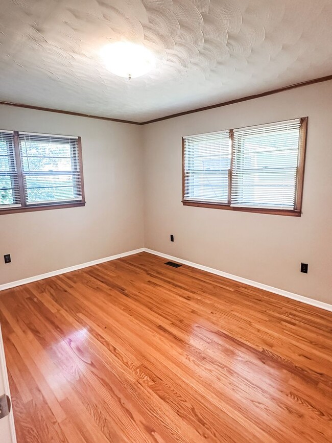 Building Photo - Charming 3 bedroom, 2 bath home in Lenoir ...