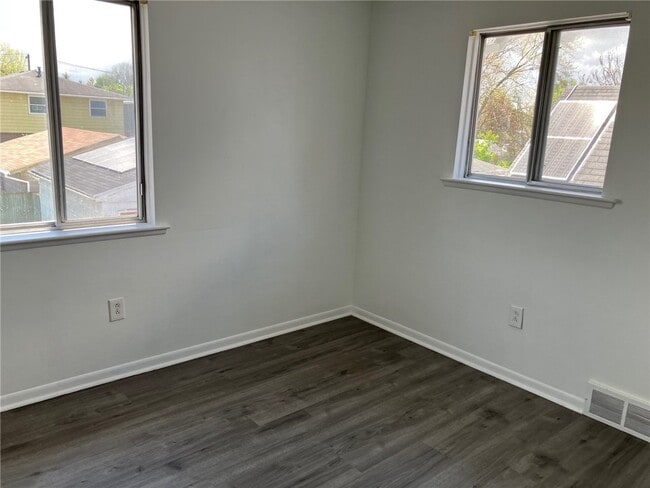 Building Photo - 220 E Linden Ave